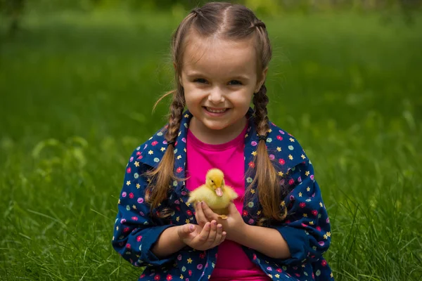 Κοριτσάκι Που Κρατάει Ένα Παπάκι Στον Κήπο Κίτρινο Παπάκι Στα — Φωτογραφία Αρχείου