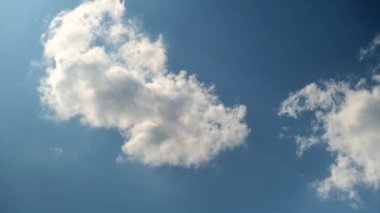 Gökyüzünde süzülen beyaz bulutlar. Doğa arkaplanı.