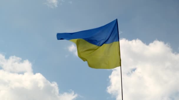 Bandera Nacional Ucrania Ondea Lentamente Del Viento Sobre Fondo Del — Vídeo de stock