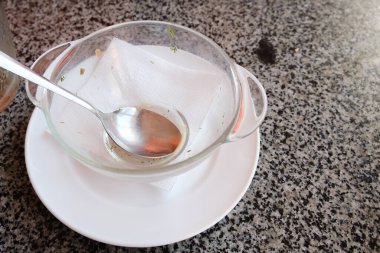 Yemekten sonra bulaşıkları boşalt. Yakın plan..