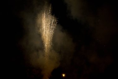 Gece gökyüzünde renkli havai fişekler.