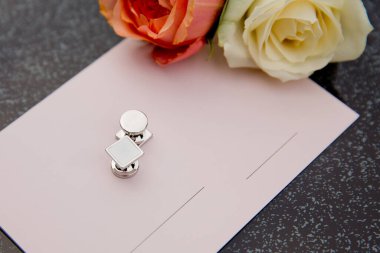 Çiçekli bir kartpostal ve mesaj için boş bir etiket. Kutlama için boş pembe davetiye. Düğün davetiyesi. Kavram. Seçici odak.