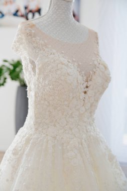 Güzel narin nedime elbisesi. Seçici odak.