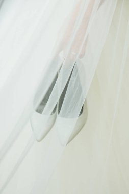 Gelin elinde düğün ayakkabıları tutuyor..