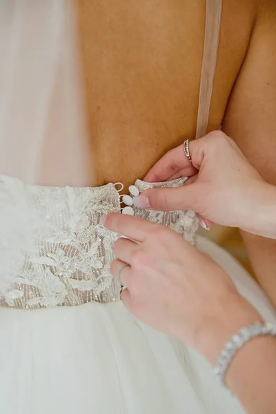 Nevěsta Zapne Šaty Detailní Záběr — Stock fotografie