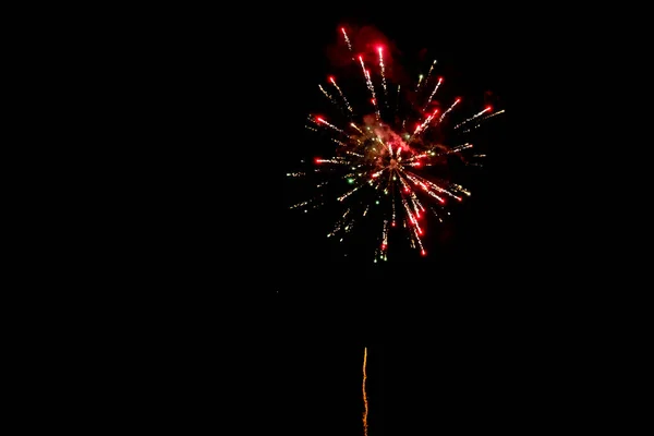 Buntes Feuerwerk Nachthimmel — Stockfoto