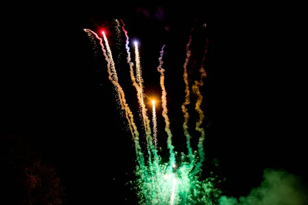 Kleurrijk Vuurwerk Aan Nachtelijke Hemel — Stockfoto