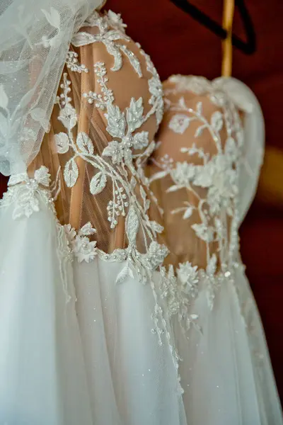Vestito Della Delicata Sposa Appeso Nella Stanza Concentrazione Selettiva Primo — Foto Stock