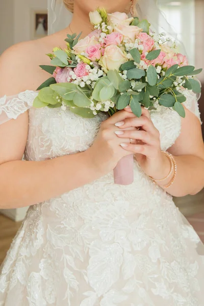 Die Braut Hält Einen Brautstrauß Der Hand Kein Gesicht — Stockfoto