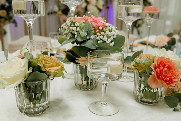 Composition Fleurs Fraîches Sur Une Table Mariage Festive Décor Mariage — Photo