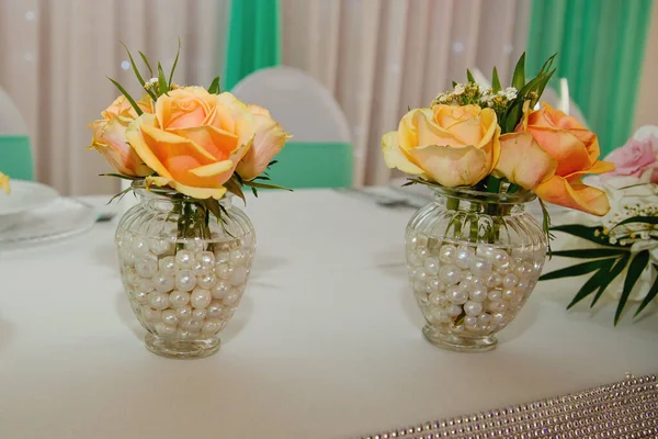Composição Flores Frescas Uma Mesa Casamento Festiva Decoração Casamento Elegante — Fotografia de Stock