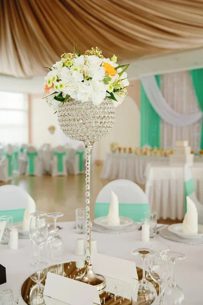Esküvői Asztal Szívességekkel Virágokkal Elegancia Esküvői Dekoráció — Stock Fotó