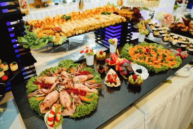 Avrupa büfesi yemek servisi. Çeşitli deniz ürünleri. Kutlama partisi konsepti. Seçici odak.