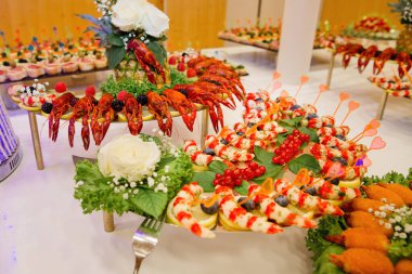 Avrupa büfesi yemek servisi. Çeşitli deniz ürünleri. Kutlama partisi konsepti. Seçici odak.