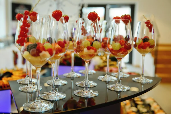 Muitos Copos Vinho Com Frutas Frescas Mesa Cerimônia Foco Seletivo — Fotografia de Stock