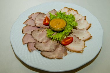 Beyaz tabakta hardallı ev yapımı et..