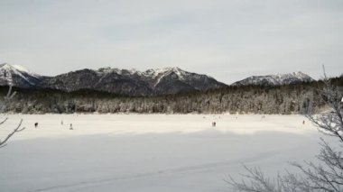 Dağlarda karla kaplı donmuş göl. Kış manzarası.