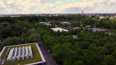 Ortasında büyük bir park olan şehrin havadan görüntüsü..