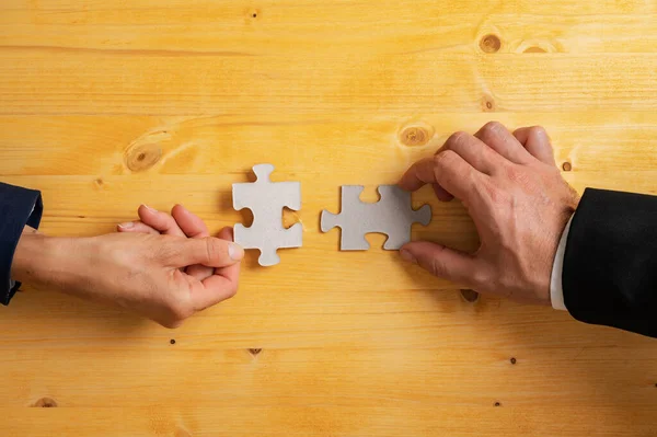 Ruce Dvou Obchodních Partnerů Muž Žena Odpovídající Dva Prázdné Puzzle — Stock fotografie