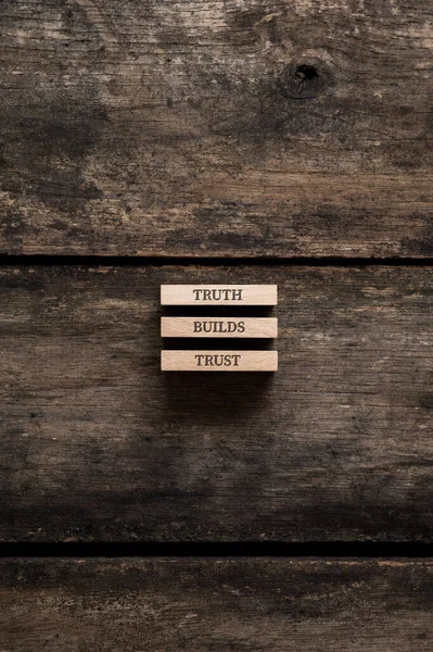 Truth Builds Signo Confiança Escrito Três Estacas Madeira Empilhadas Colocadas — Fotografia de Stock