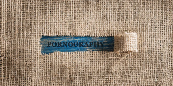 Widok Góry Surowej Tkaniny Lnianej Rozdartym Oknem Środku Napisem Pornograficznym — Zdjęcie stockowe