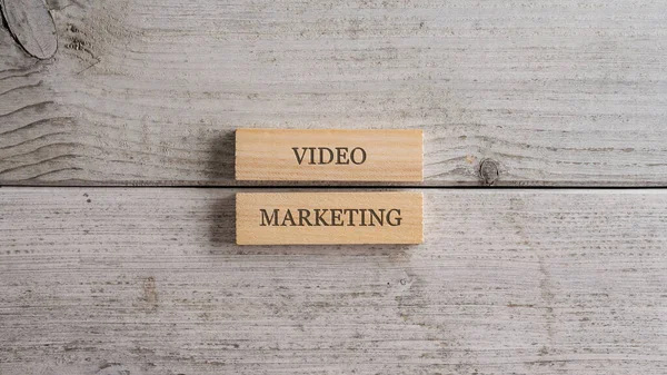 Sinal Marketing Vídeo Escrito Uma Pilha Dois Pinos Madeira Colocados — Fotografia de Stock