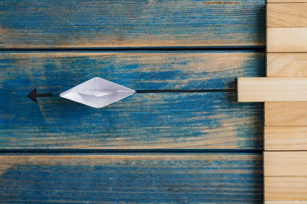 Imagem Conceitual Singularidade Visão Pessoal Barco Origami Puxando Uma Cavilha — Fotografia de Stock