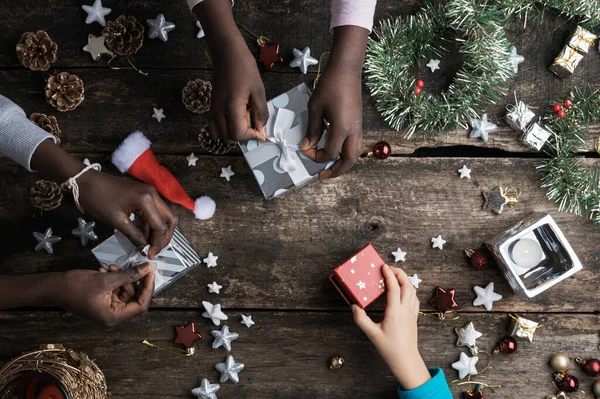 Kafkas Siyah Kökenli Çocuğun Noel Hediyelerini Hediye Kutularını Yeni Yıl — Stok fotoğraf