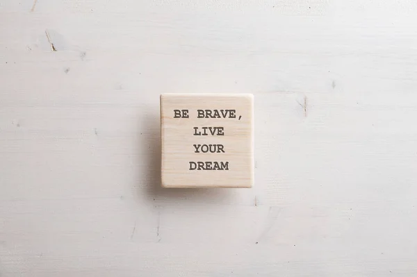 木制瓷砖 上面写着勇敢地活着你的梦想 把它放在朴素的木制背景上 — 图库照片