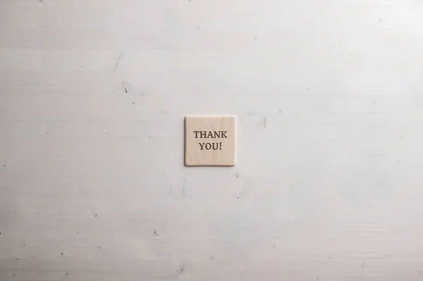 Holzfliese Mit Einem Dankeschön Schild Darauf Platziert Über Schlichtem Holzhintergrund — Stockfoto