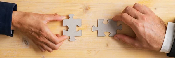 Weitwinkelbild Von Geschäftsmann Und Geschäftsfrau Hände Verschmelzen Zwei Leere Puzzleteile — Stockfoto