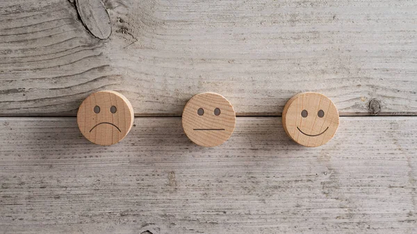 Tres Círculos Madera Cortados Cada Uno Con Emoticono Diferente Triste — Foto de Stock