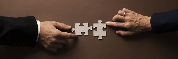 Weitwinkelbild Von Geschäftsmann Und Geschäftsfrau Hände Die Zwei Leere Puzzleteile — Stockfoto