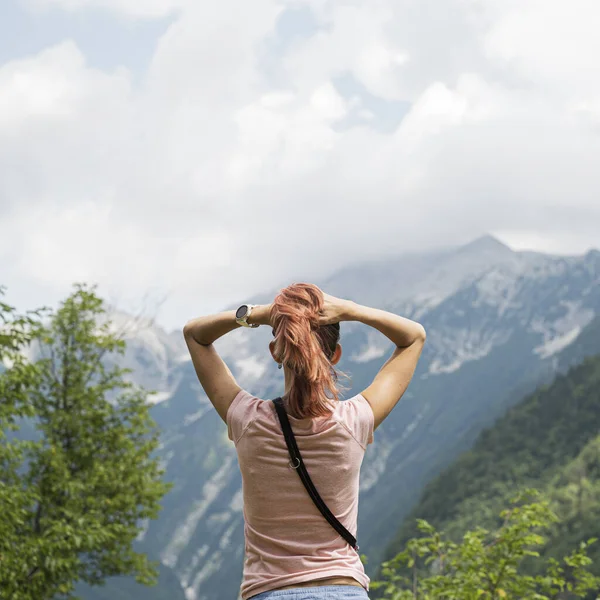 View Young Woman Enjoying Beautiful Nature Mountain View — Stock Photo, Image