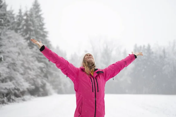 Счастливая Молодая Женщина Улыбкой Лице Розовой Куртке Стоит Снаружи Снежной — стоковое фото