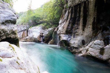 Slovenia, Avrupa 'da kayalıklardan ve uçurumlardan akan güzel bir soka nehrinin bulanık görüntüsü..