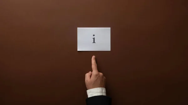 Mão Empresário Apontando Para Pedaço Papel Branco Com Uma Letra — Fotografia de Stock