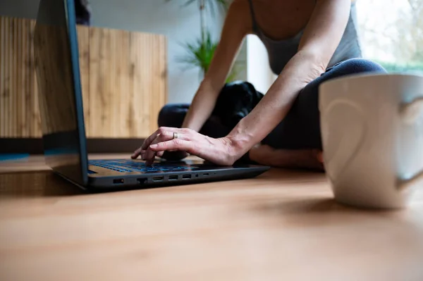 Visão Baixo Ângulo Uma Mulher Roupas Casuais Trabalhando Computador Portátil — Fotografia de Stock