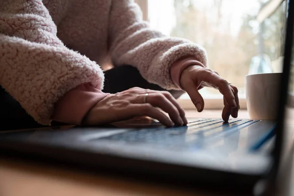 Visão Fechamento Ângulo Baixo Mãos Femininas Digitando Usando Computador Portátil — Fotografia de Stock