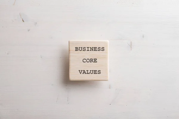 Деревянная Плитка Надписью Business Core Ней Размещена Простом Деревянном Фоне — стоковое фото