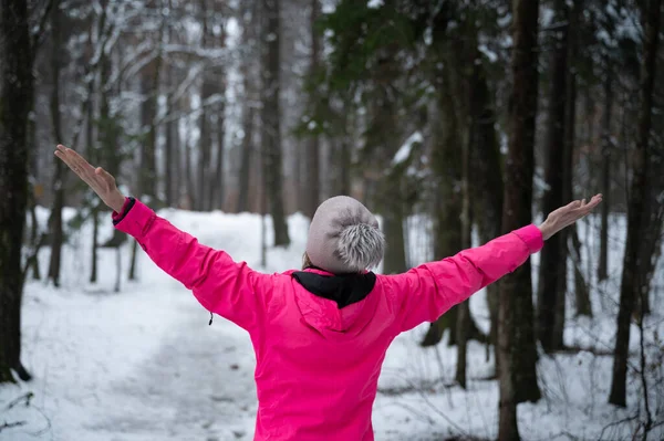 View Woman Pink Sweater Standing Calm Snow Covered Winter Forest — Stock Photo, Image