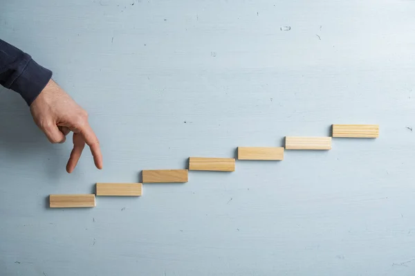 Mano Maschile Camminando Dita Sulle Scale Fatte Picchetti Legno Immagine — Foto Stock