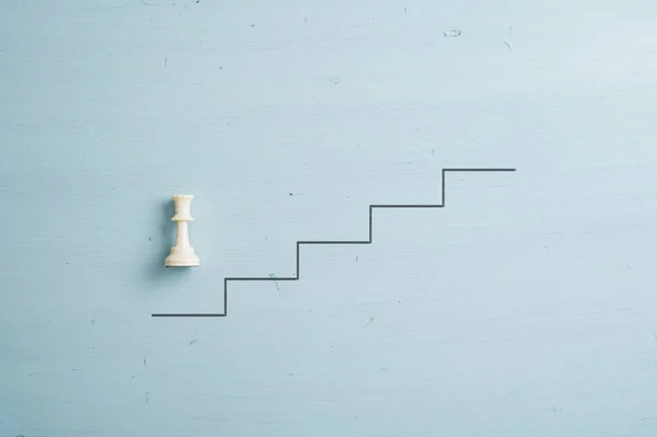 Figura Xadrez Rei Branco Colocado Início Uma Escada Conceitual Desenhada — Fotografia de Stock