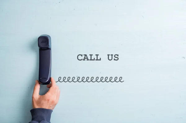Мужская Рука Размещающая Черный Телефон Стационарного Телефона Соединенный Ручным Шнуром — стоковое фото