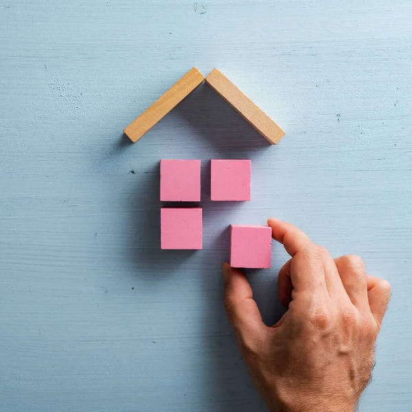 Férfi Kéz Hogy Egy Ház Vagy Otthon Rózsaszín Blokkok Tetővel — Stock Fotó