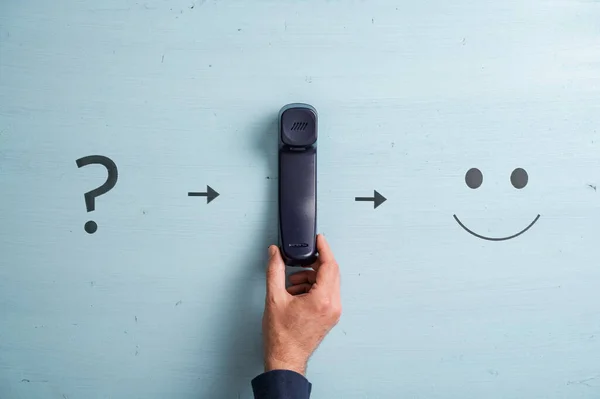 カスタマーサービス サポート 問題解決の概念的なイメージ 質問のマークと笑顔の顔の間に配置黒の固定電話機 青を背景に — ストック写真