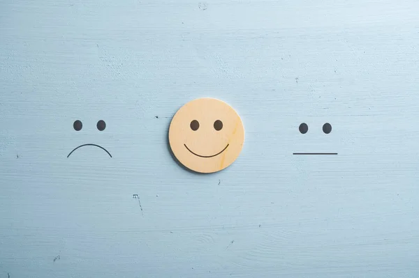 評価と顧客満足度調査の概念的なイメージ 青の背景に平均 笑顔と悲しい顔のアイコン — ストック写真