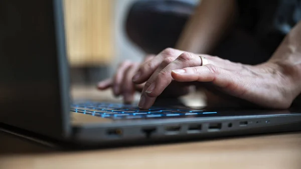 Visão Fechamento Ângulo Baixo Mãos Femininas Usando Computador Portátil Digitando — Fotografia de Stock