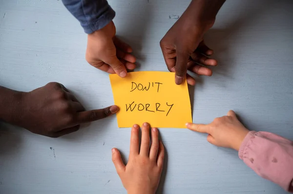 Karışık Irktan Beş Çocuğun Elinde Sarı Bir Gazete Var Üstünde — Stok fotoğraf