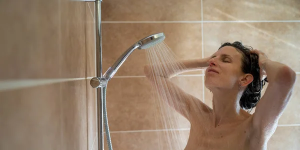 Mladá Žena Užívá Horké Sprchy Mytí Vlasů Dlouhém Dni — Stock fotografie
